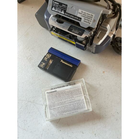 CANON ZR 40 Camcorder Japan Made Mini (Doesn’t show) - Picture 3 of 8